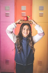 Rentrée-fille-casier-livres