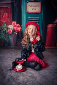 Saint-valentin-fillette-téléphone-rouge